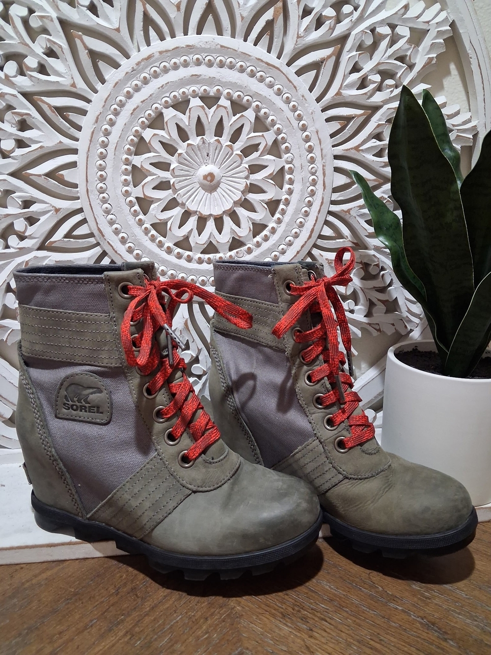 Sorel Olive Green Lace-Up Wedge Boots with Red Laces Womens Size 8